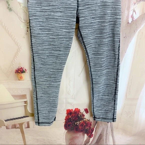 Athleta Ultimate Linear Lines Capris Pants - Picture 4 of 11